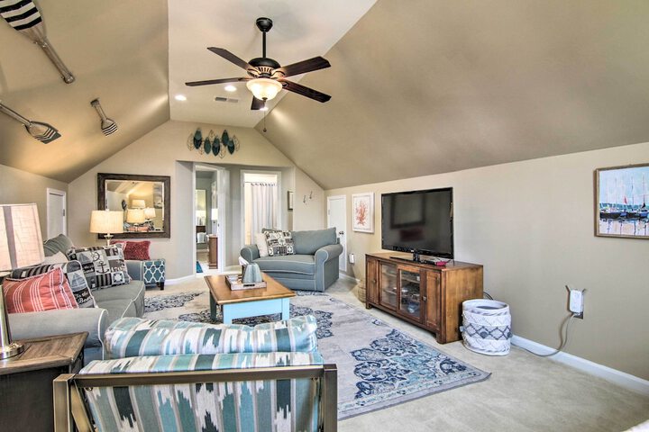 5 Mi to Bethany Beach: Chic Home w / Grill!