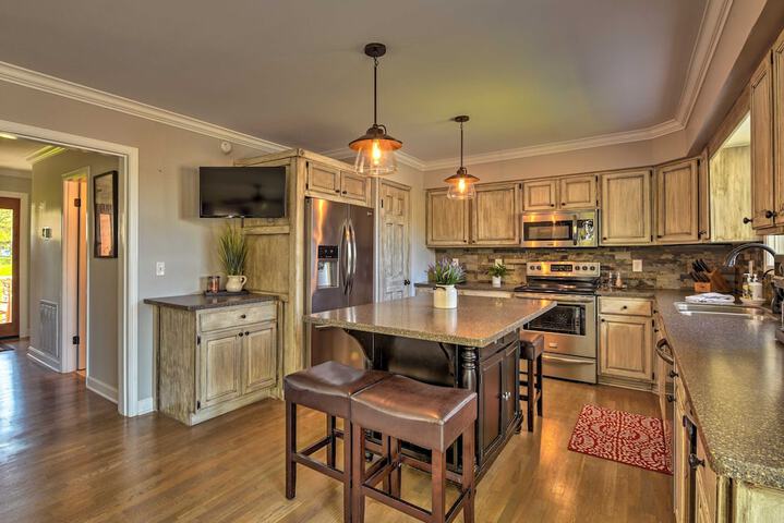 Riviera Paradise W / Private Dock! 4 Bedroom Home by RedAwning