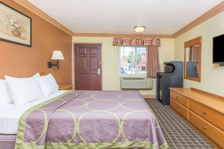 Room 13 of 18