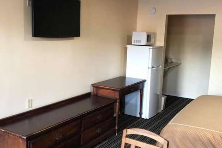 Room 33 of 48