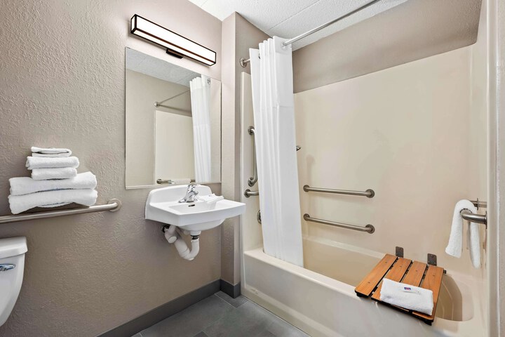 Room 25 of 28