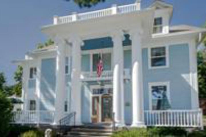 THE DICKEY HOUSE BED & BREAKFAST