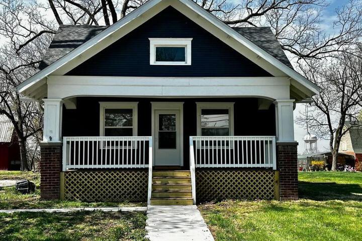 Mrs. Hughes Cottage - 2 bedroom House w / parking