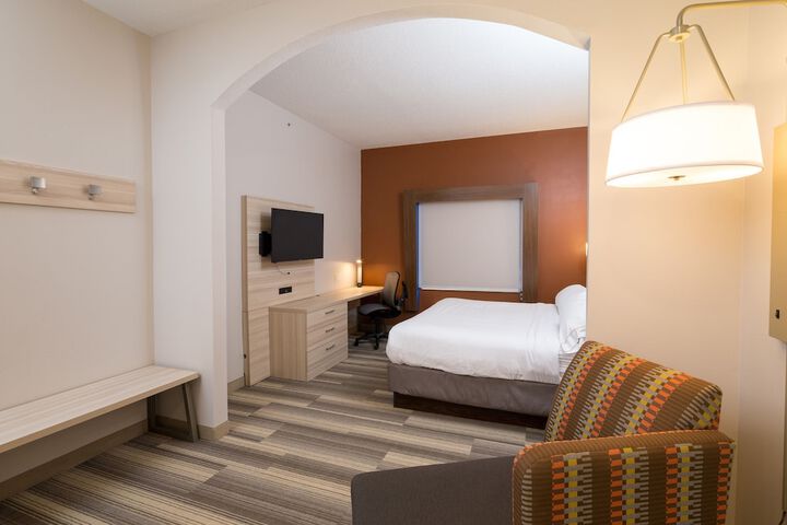 Holiday Inn Express Hotel & Suites Detroit - Utica by IHG
