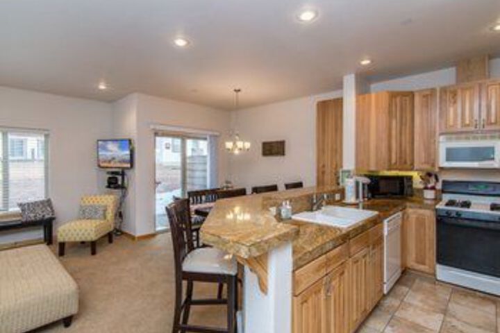 Spacious and Bright near Kings Beach by RedAwning