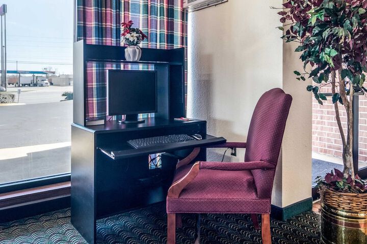 Econo Lodge Inn & Suites Conference Center