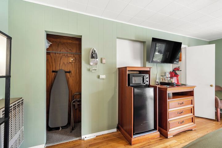 CedarWood Inn