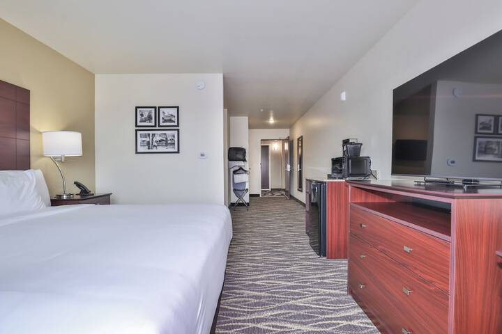 Cobblestone Hotel & Suites - Waukesha / West Milwaukee
