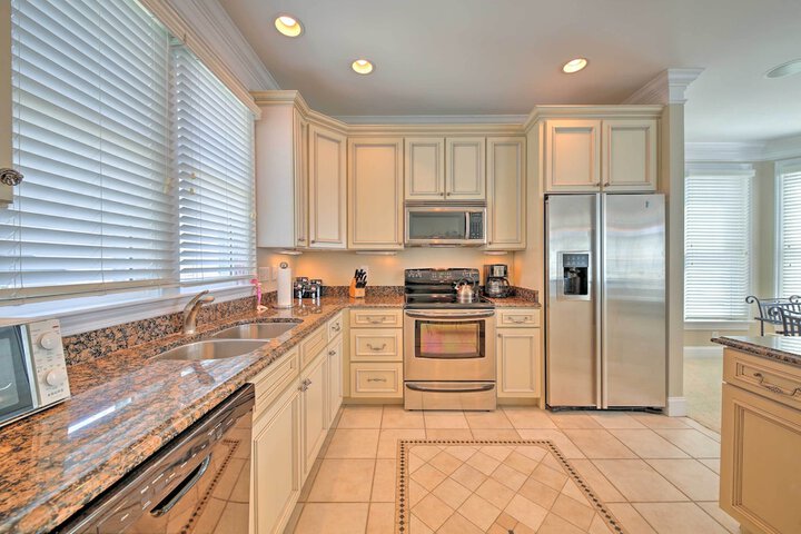 Manteo Waterfront Resort Home w / 30-ft Dock!