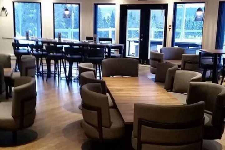 Lounge 44 of 54