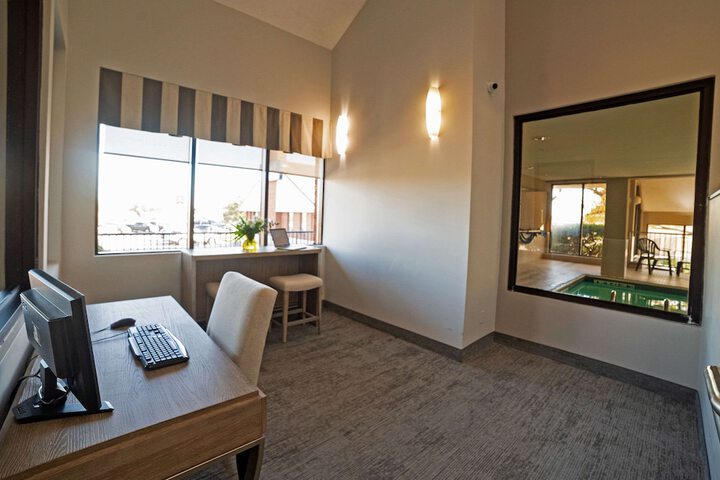 Business Center 48 of 49