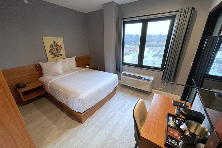 Room 10 of 27