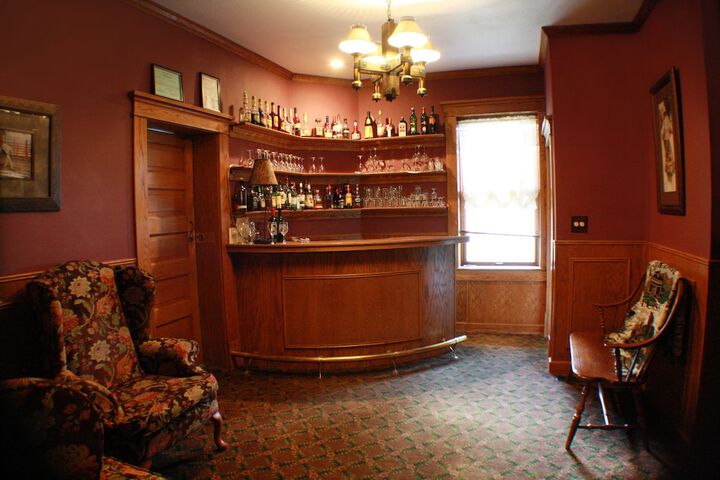Lounge 37 of 40