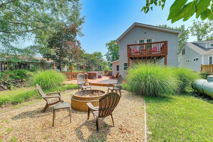 Adorable Cottage: Fire Pit Walk to Colonial Beach
