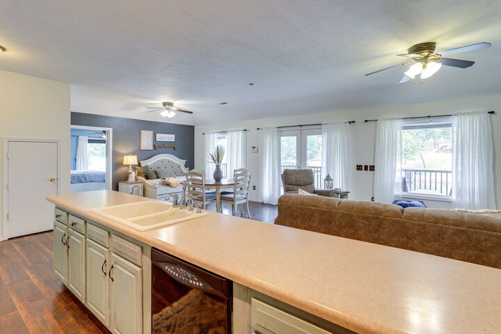 Lakefront Horseshoe Bend Home w / Boat Dock!