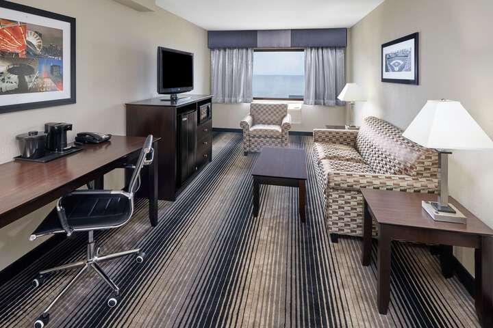 Suite 8 of 17