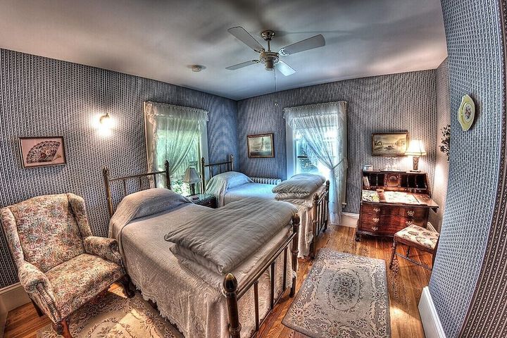The Jeweled Turret Inn