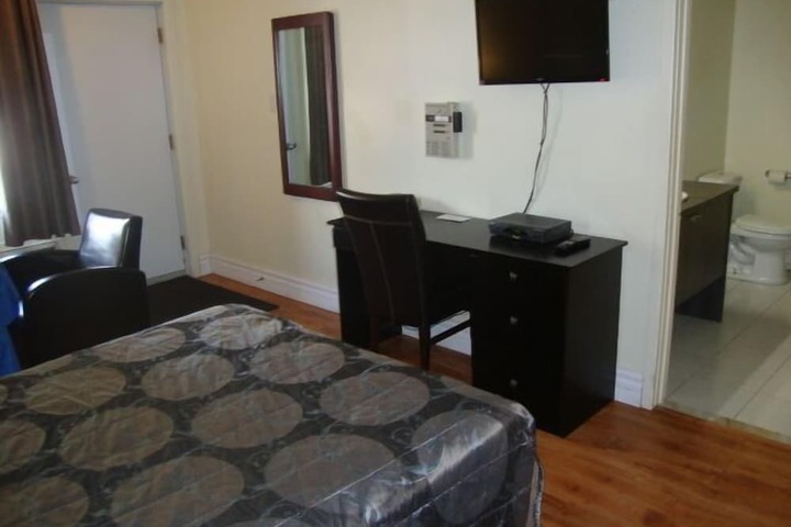 Room 27 of 43