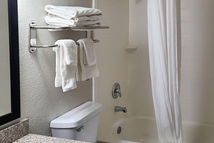 Clarion Pointe Bettendorf - Quad Cities