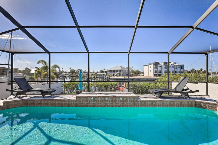 Private Dock & Saltwater Pool: Apollo Beach House