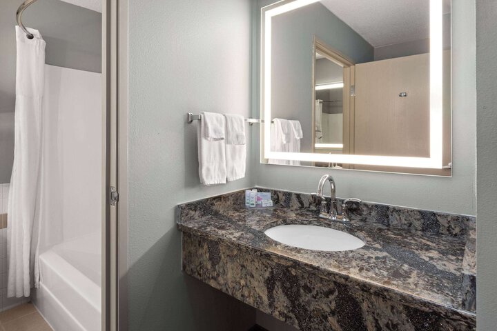 AmericInn by Wyndham North Branch