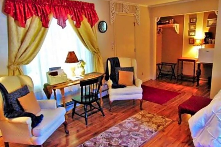 Maple Leaf Cottage Inn