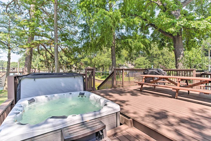 Tool Waterfront Home w / Hot Tub & Fire Pit!