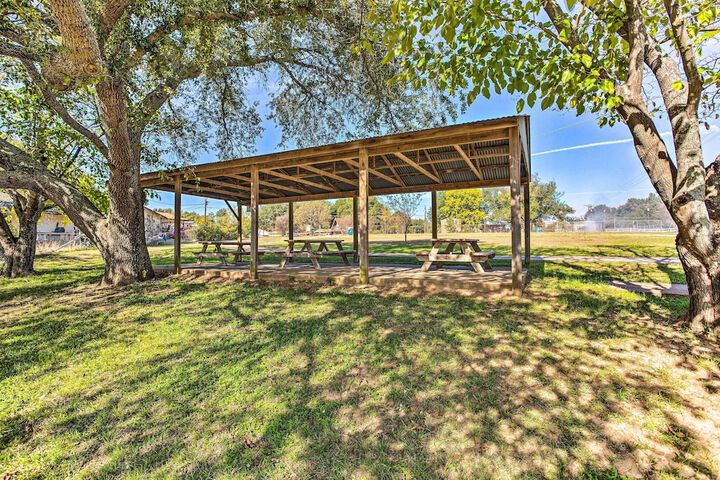 Walk to Cedar Creek Reservoir: Home w / Fire Pit!