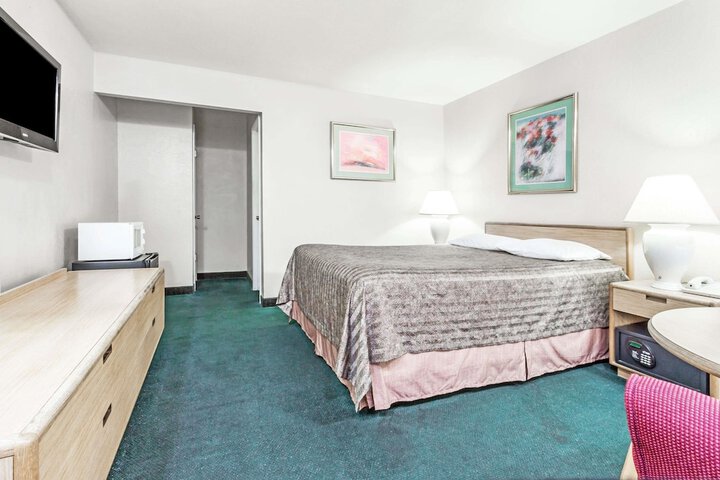 Room 4 of 15