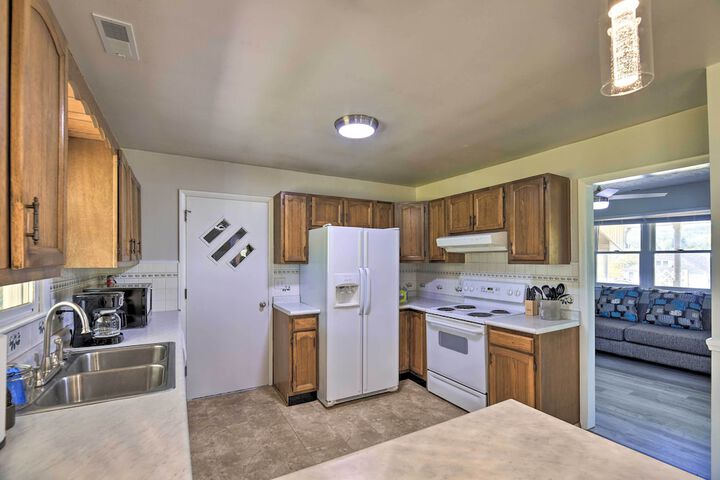 Bluefield Retreat w / Pool Table: Near Parks!