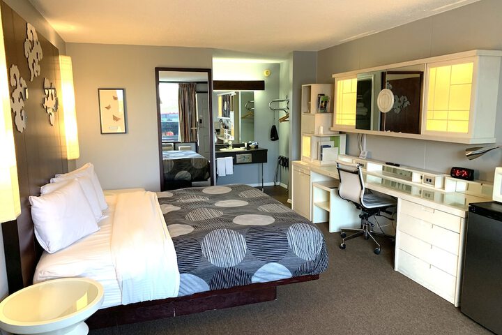Room 6 of 10