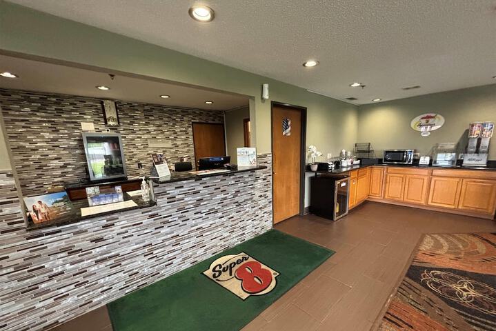 Super 8 by Wyndham Paris IL