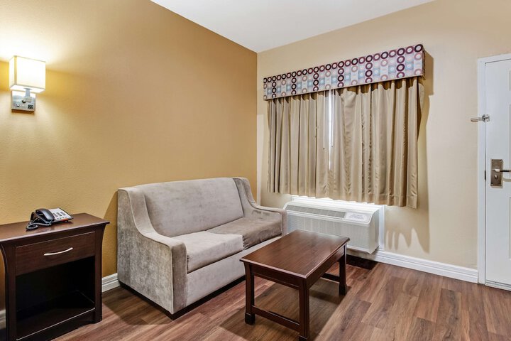 Room 9 of 30