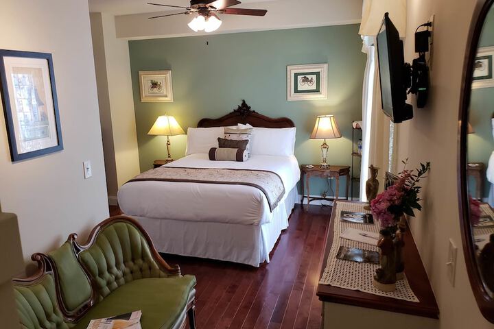 The River Belle Inn