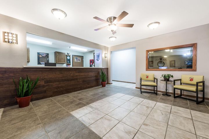 Super 8 by Wyndham Smithville / Kansas City