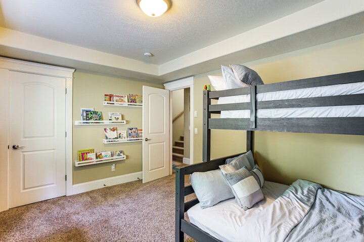 Rathdrum Home w / Hot Tub: Steps to Beach Access!