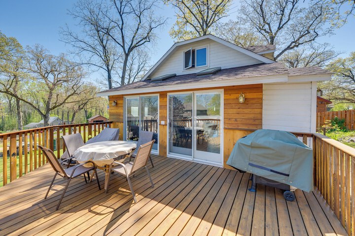Charming Lake Ripley Cottage w / Water View!