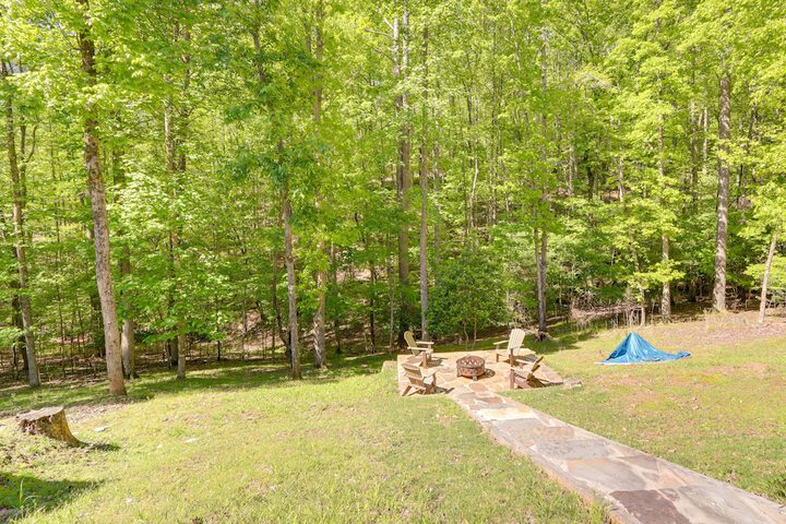 Private Ellijay Cabin w / Hot Tub & Amenities!