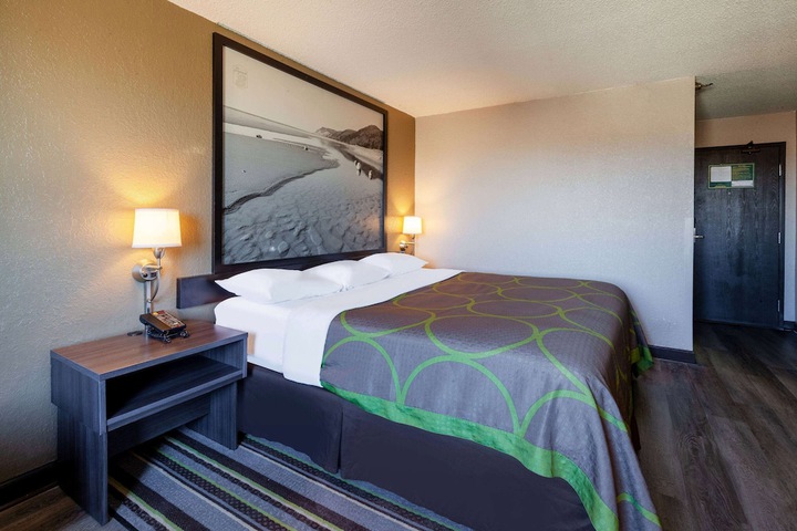 Super 8 by Wyndham Roseville / Detroit Area