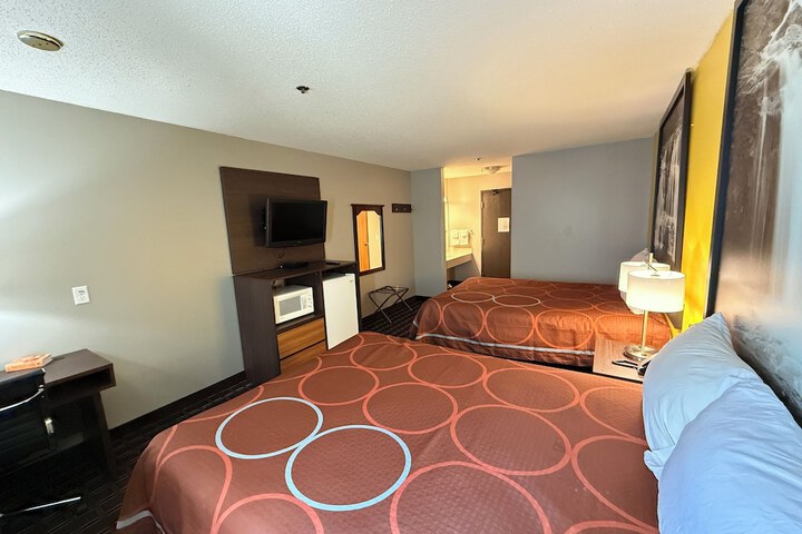 Super 8 by Wyndham Reedsburg
