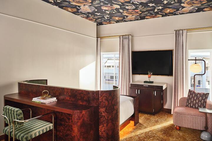 Room 52 of 66