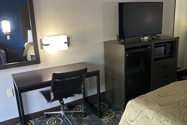 Clairmont Inn & Suites Warren