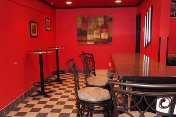 Lounge 7 of 7