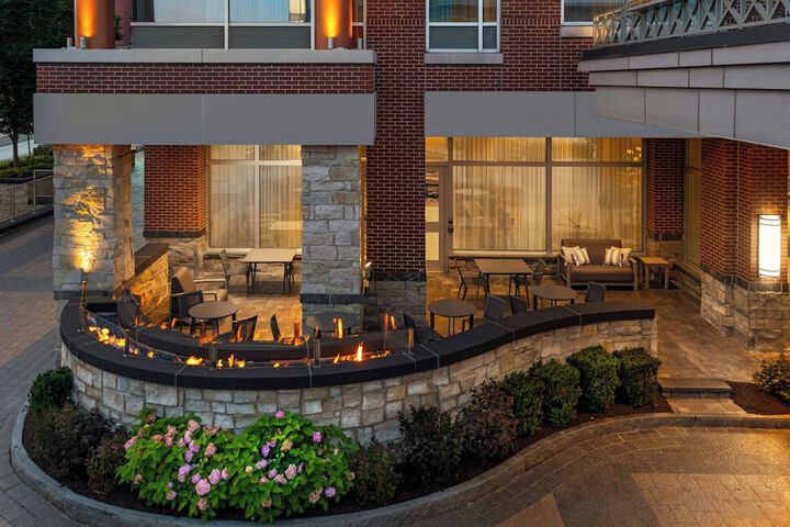 Courtyard Buffalo Downtown / Canalside