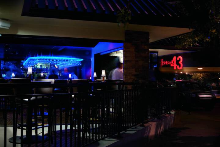Lounge 31 of 36