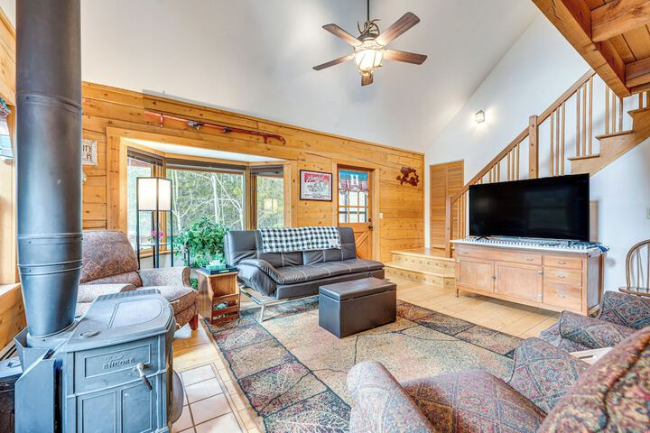 Deck Fire Pit & Grill: Log Cabin in Black Hawk