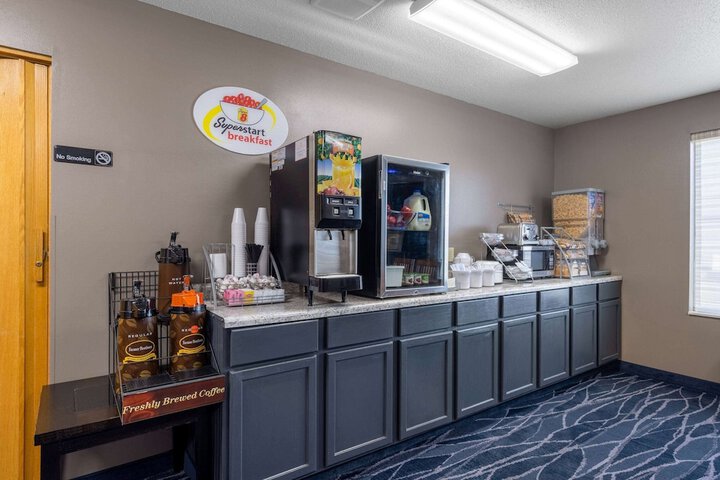 Super 8 by Wyndham Jackson MN