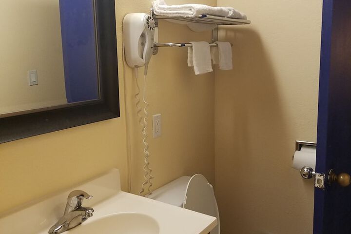 Room 10 of 16