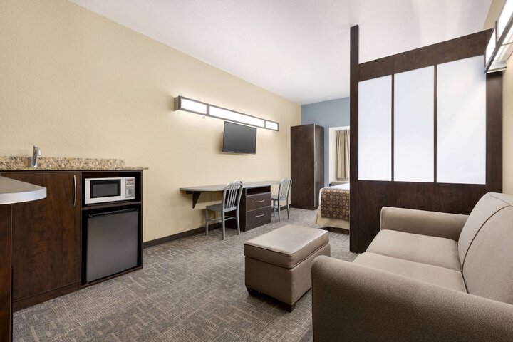Room 32 of 51