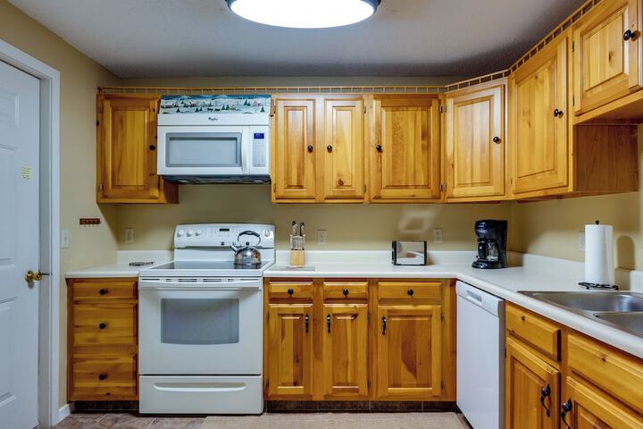 Bartlett Townhome w / Balcony: 1 Mi to Ski Resort!